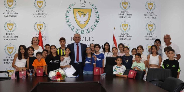 Bakan Çavuşoğlu, Dört İşlem Eğitim Merkezi öğrenci ve öğretmenlerini kabul etti