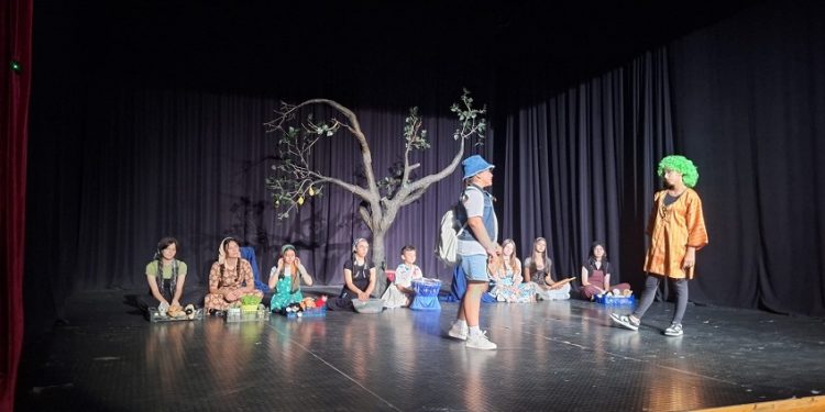 “Mutlu Palyançolar Ülkesi” oyunu sahne aldı