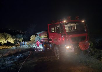 Yangın bölgesinde soğutma çalışmaları devam ediyor