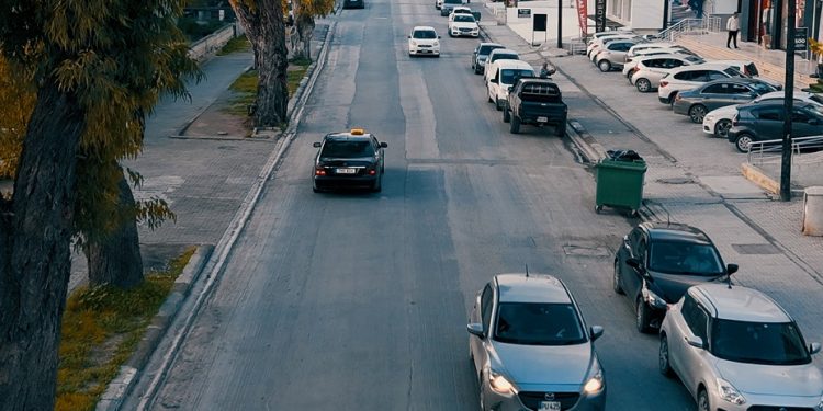 Salamis yolunda kaldırım, drenaj ve asfaltlama çalışması