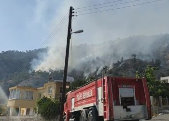 Yamaçköy’deki yangına havadan ve karadan müdahale devam ediyor