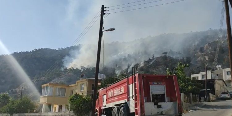 Yamaçköy’deki yangına havadan ve karadan müdahale devam ediyor