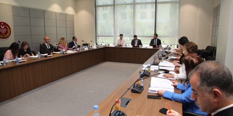İdari, Kamu ve Sağlık İşleri Komitesi, bir yasa tasarısı ve bir yasa önerisini Genel Kurul’a sevk etti