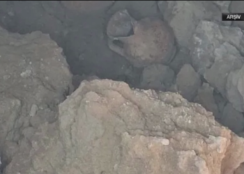 Gazimağusa Limanı’nda çöken yolun altında içinde tarihi eserler bulunan mezar olduğu düşünülen mağara bulundu