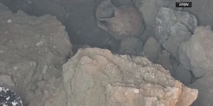 Gazimağusa Limanı’nda çöken yolun altında içinde tarihi eserler bulunan mezar olduğu düşünülen mağara bulundu