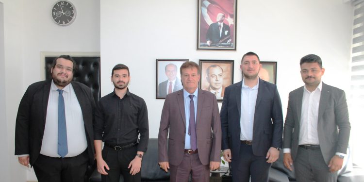 Bayındırlık ve Ulaştırma Bakanı Arıklı, Kıbrıs Türk Gençlik Konfederasyonu’nu kabul etti