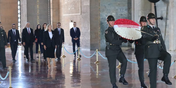 Meclis Komitesi heyetinden Anıtkabir’e ziyaret