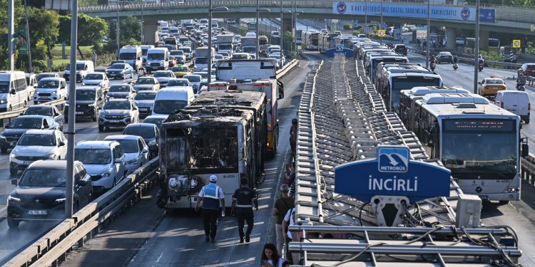 Bakırköy’de metrobüste yangın