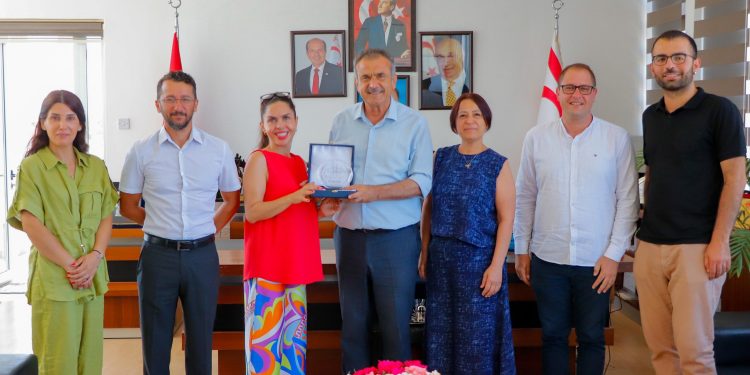 Muratpaşa Belediyesi heyeti Gazimağusa Belediye Başkanı Uluçay’ı ziyaret etti