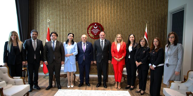 Meclis Başkanı Öztürkler, Yeni Azerbaycan Partisi üyelerini kabul etti