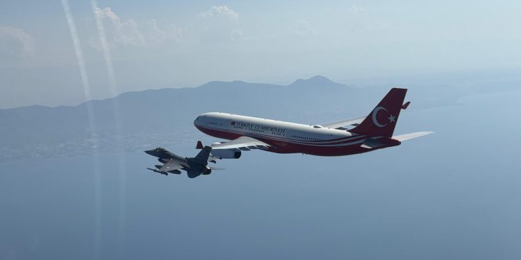 Erdoğan’ın içinde bulunduğu “TUR” uçağına KKTC’ye varışında F-16’lar eşlik etti