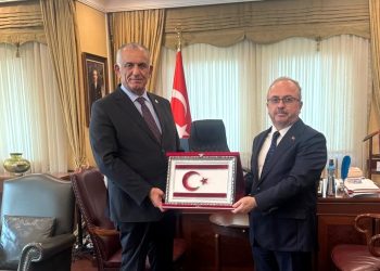 Çavuşoğlu, Türkiye’nin Bakü Büyükelçiliği’ni ziyaret etti