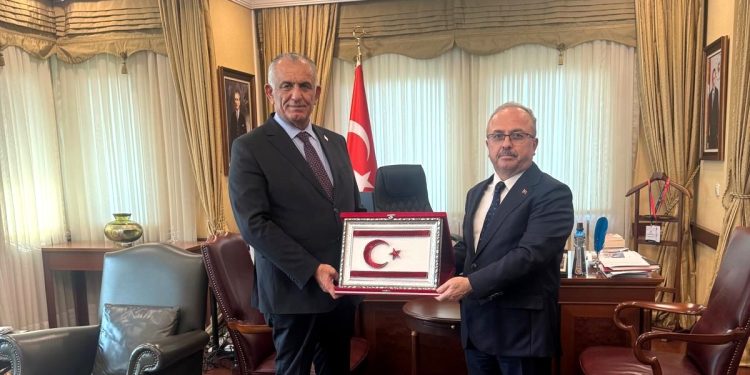 Çavuşoğlu, Türkiye’nin Bakü Büyükelçiliği’ni ziyaret etti