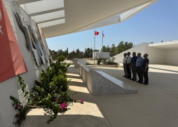 Ulusal Mücadele Vakfı Kurucu Cumhurbaşkanı Denktaş’ın anıt mezarını ziyaret etti