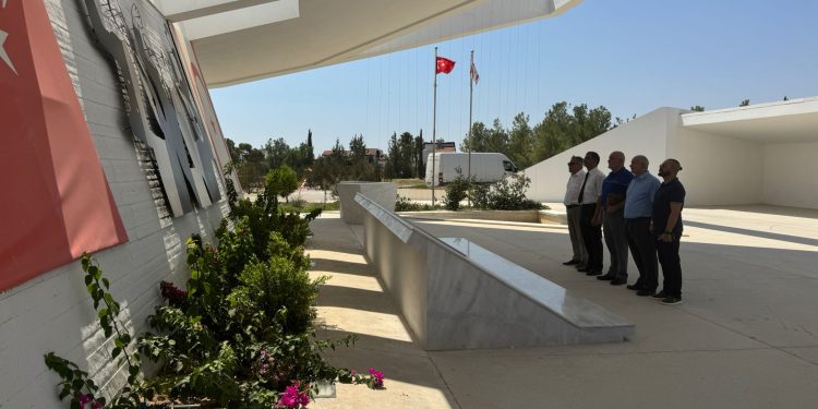 Ulusal Mücadele Vakfı Kurucu Cumhurbaşkanı Denktaş’ın anıt mezarını ziyaret etti