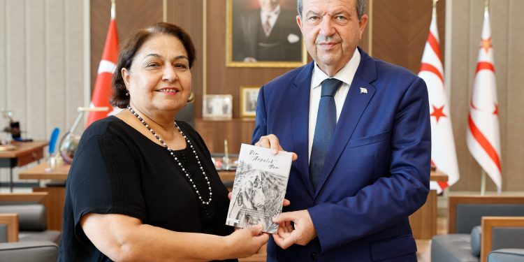 Neriman Saygılı “Bir Arpalık Yer” adlı kitabı Cumhurbaşkanı Tatar’a takdim etti
