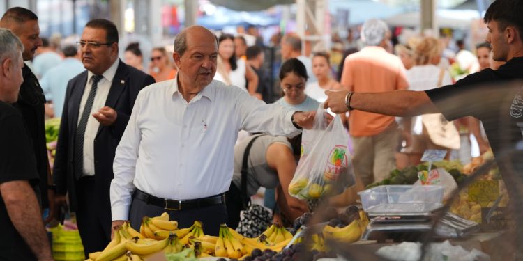 Cumhurbaşkanı Ersin Tatar, Girne Açık Pazarı ziyaret etti