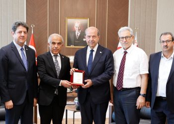 Cumhurbaşkanı Tatar, Akdeniz Narenciye İhracatçılar Birliği Başkanı Hastürk, Kıbrıs Türk Narenciye İhracatçılar Birliği Başkanı Bardakçıoğlu ve beraberindeki heyeti kabul etti