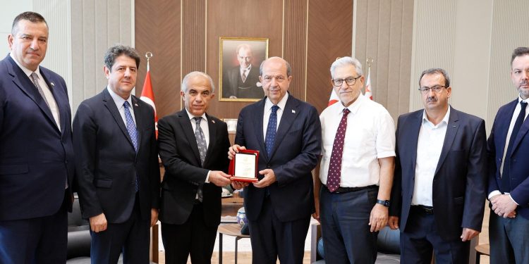 Cumhurbaşkanı Tatar, Akdeniz Narenciye İhracatçılar Birliği Başkanı Hastürk, Kıbrıs Türk Narenciye İhracatçılar Birliği Başkanı Bardakçıoğlu ve beraberindeki heyeti kabul etti
