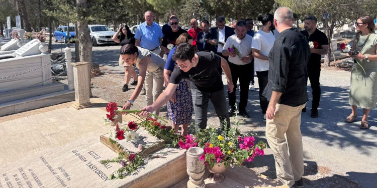 Kutlu Adalı, 29. ölüm yıl dönümünde mezarı başında anıldı