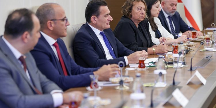 Bakan Oğuz, TC Çevre, Şehircilik ve İklim Değişikliği Bakanı Kurum ile görüştü