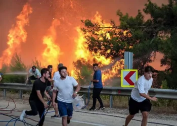 Bursa’da yangın sürüyor: Bir itfaiye personeli kalp krizi sonucu hayatını kaybetti