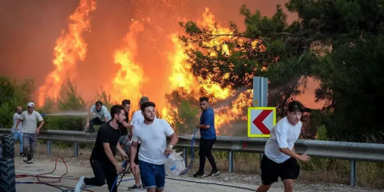 Bursa’da yangın sürüyor: Bir itfaiye personeli kalp krizi sonucu hayatını kaybetti