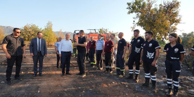 Cumhurbaşkanı Ersin Tatar, Esentepe Karaağaç Bölgesi’ndeki yangın yerine giderek incelemelerde bulundu