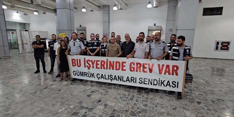 Gümrük Çalışanları Sendikası, Girne Turizm Limanı’nda iki saatlik uyarı grevi yaptı
