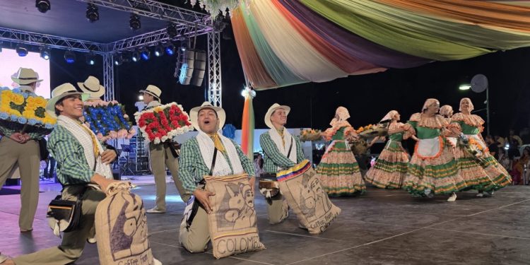 Geleneksel İskele Festivali kapsamında düzenlenen Uluslararası Halk Dansları Festivali gala ile son buldu