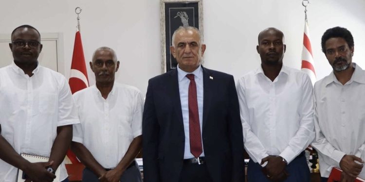 Bakan Çavuşoğlu, Kuzey Kıbrıs Sudan Topluluğu Derneği’ni kabul etti