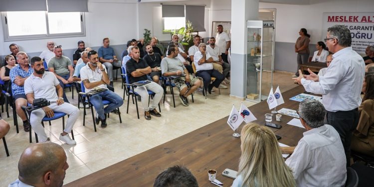 Erhürman, KTEZO’da bir grup esnafla bir araya geldi