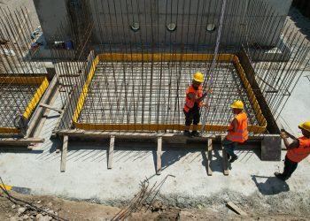 Aşırı sıcaklarda dışarda çalışma yasağına uymayanlar için “Alo 102 İhbar Hattı” devrede