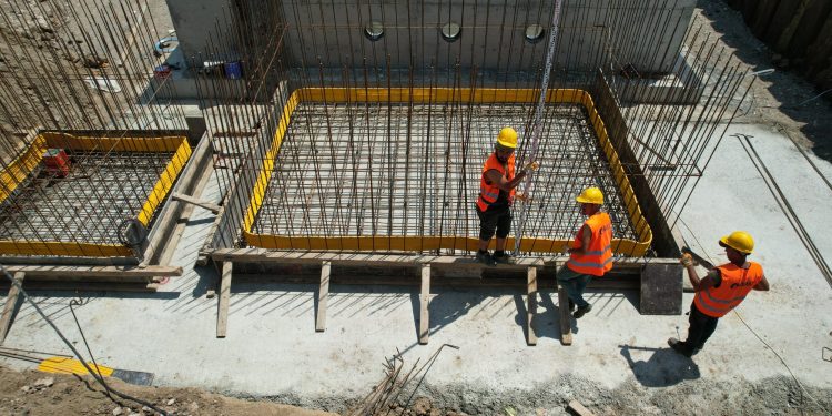 Aşırı sıcaklarda dışarda çalışma yasağına uymayanlar için “Alo 102 İhbar Hattı” devrede