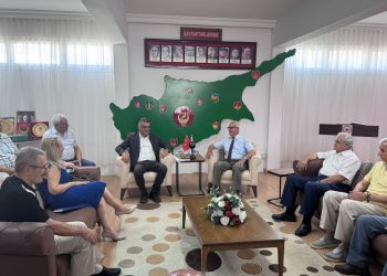 Erhürman, TMT Mücahitler Derneği’ni ziyaret etti