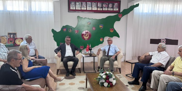 Erhürman, TMT Mücahitler Derneği’ni ziyaret etti