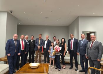 İngiltere milletvekili Afzal Khan, Ercan Havalimanı’ndan ülkeye geldi