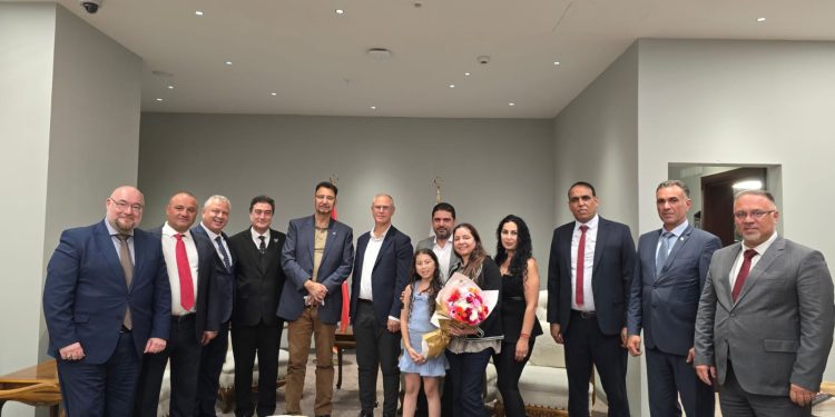 İngiltere milletvekili Afzal Khan, Ercan Havalimanı’ndan ülkeye geldi