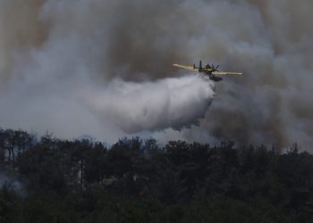 Çanakkale’de çıkan orman yangınına müdahale ediliyor