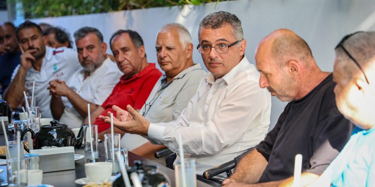 Erhürman, Gazimağusa’da esnafla buluştu