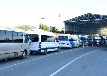 Erenköy kafilesi sınır kapısında engelle karşılaştı… Yeşilırmak Sınır Kapısı’nda bir süre bekletilen kafile, kara yoluyla Erenköy’e hareket etti