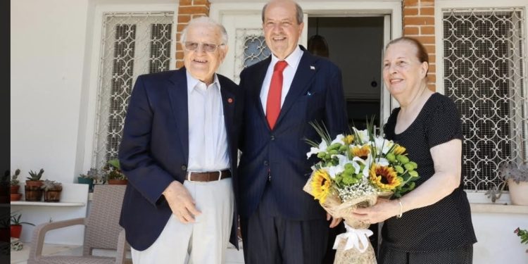 Cumhurbaşkanı Ersin Tatar, KKTC eski Başbakan ve Meclis Başkanlarından Hakkı Atun’u evinde ziyaret etti