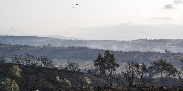Çanakkale’de büyük oranda kontrol altına alınan yangına müdahale 2. gününde sürüyor