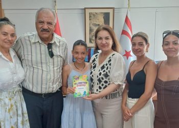 Şair Esen Şafak ve ailesi, Şirin Zaimağaoğlu’na Monster Poetry isimli kitabı takdim etti