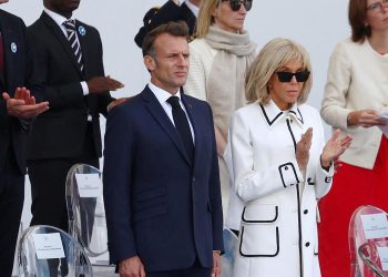 Macronun eşi, kadın olduğunu ispat etmek için mahkemeye kanıt sunacak