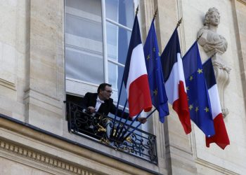 Fransanın kredi notu siyasi kriz ortasında bir haftada ikinci defa düşürüldü