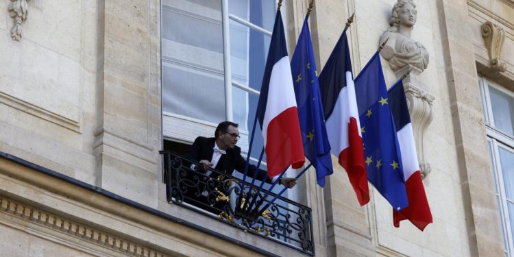 Fransanın kredi notu siyasi kriz ortasında bir haftada ikinci defa düşürüldü