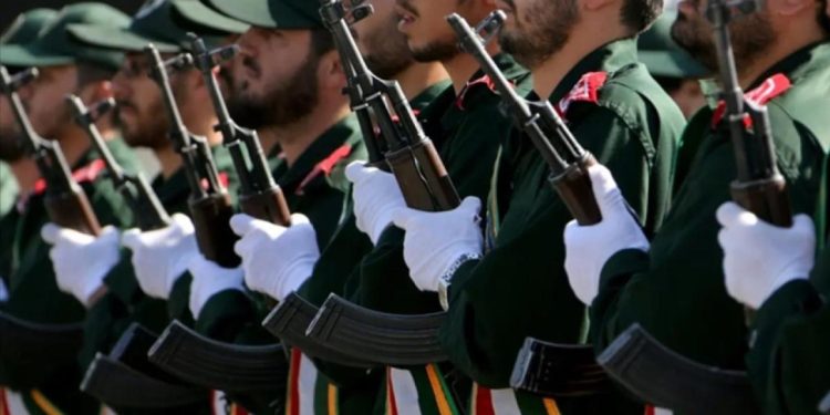 İran'da her yıl düzenlenen askeri geçit töreni bu yıl güvenlik gerekçesiyle iptal edildi