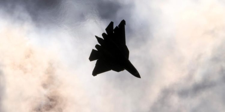 Polonya, hava sahasını ihlal eden Rus uçaklarını düşüreceğini duyurdu