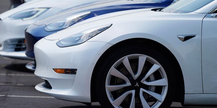 Tesla, yolcuların araçta mahsur kalması sonrası kapı kollarını yeniden tasarlıyor